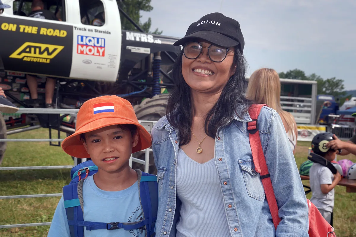 Eine Mutter und ihr Sohn vor dem Monstertruck. 